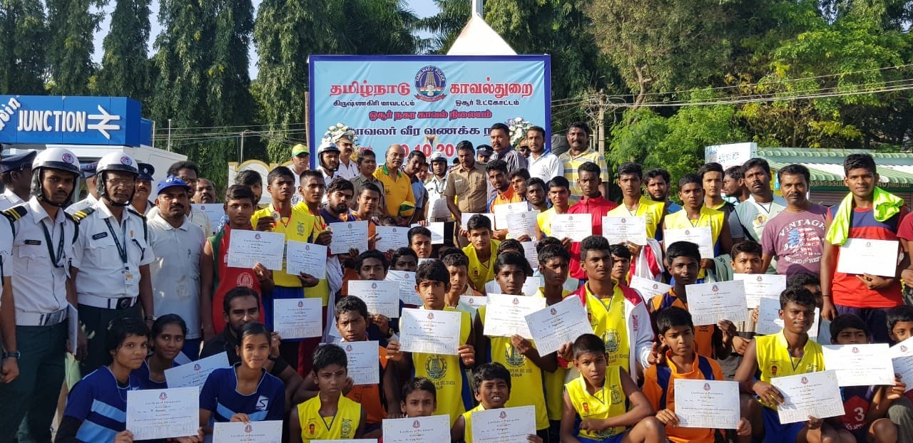 Participants at the Mini Marathon with their certificates
